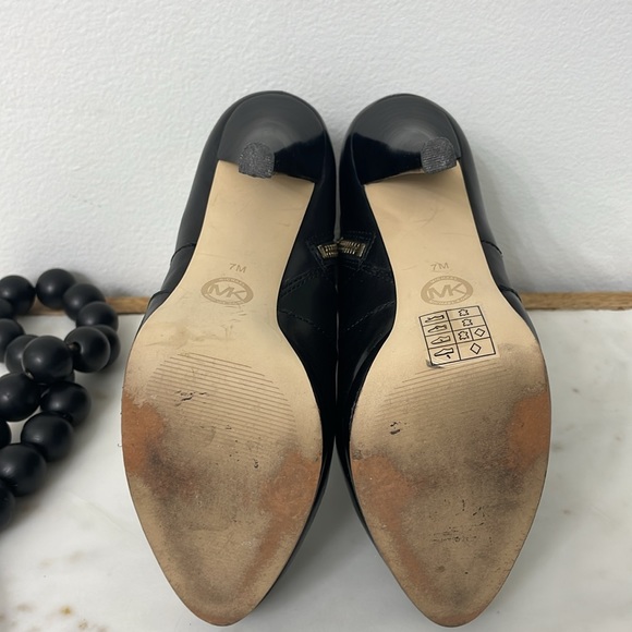 Michael Kors Wyatt Black Leather Ankle Bootie Platform Gold Logo 5" Heel 7 M - Picture 4 of 10